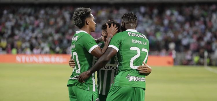 Jugadores de Atlético Nacional celebran un gol durante un partido amistoso en el estadio Atanasio Girardot, en Medellín (Colombia). EFE/ Carlos Ortega