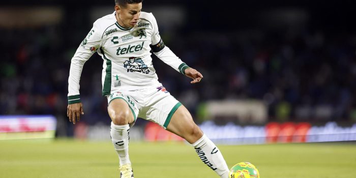 James Rodríguez del León controla un balón durante un juego en el estadio Olímpico Universitario de Ciudad de México (México). Archivo. EFE/ Sáshenka Gutiérrez