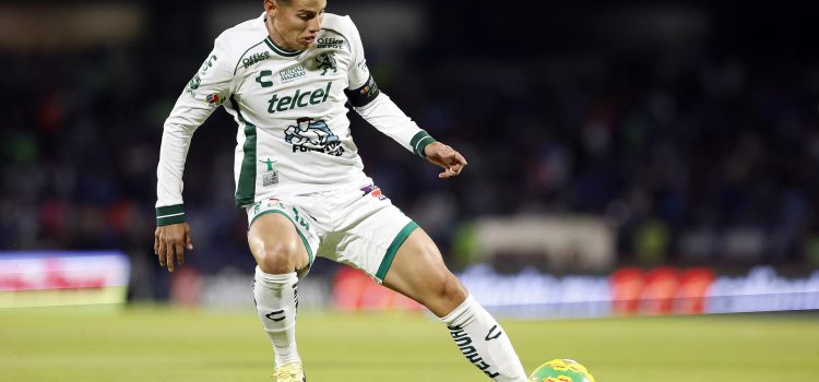 James Rodríguez del León controla un balón durante un juego en el estadio Olímpico Universitario de Ciudad de México (México). Archivo. EFE/ Sáshenka Gutiérrez
