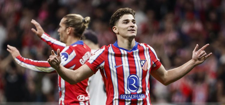 El delantero del Atlético Julián Álvarez (d) celebra un gol en el estadio Metropolitano. EFE/Sergio Pérez