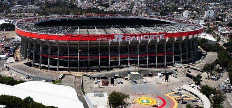 Fotografía aérea que muestra el estadio Azteca 'Banorte' el 27 de marzo de 2026, en Ciudad de México (México). A un mes del arranque de la Copa Mundial de fútbol 2026, México lamenta su papel secundario ante Estados Unidos, por contar con apenas 13 partidos de los más de 100 del torneo, además de la alargada sombra del presidente estadounidense, Donald Trump, que opaca las celebraciones en el país. EFE/ Tomas Pérez