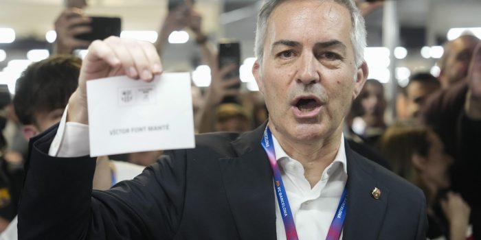 El candidato a presidir el FC Barcelona Víctor Font i Manté durante las elecciones del club. Un total de 114.504 socios llamados a las urnas y dos candidatos: el abogado Joan Laporta i Estruch (Barcelona, 29 junio de 1962) y el empresario Víctor Font i Manté (Granollers, 12 agosto de 1972) para determinar quién será el presidente del FC Barcelona para los próximos cinco años, en una escena en la que todos los focos iluminan al último presidente. EFE/ Enric Fontcuberta