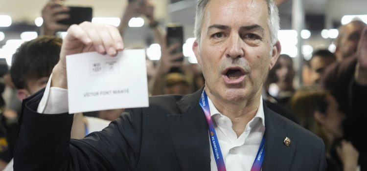 El candidato a presidir el FC Barcelona Víctor Font i Manté durante las elecciones del club. Un total de 114.504 socios llamados a las urnas y dos candidatos: el abogado Joan Laporta i Estruch (Barcelona, 29 junio de 1962) y el empresario Víctor Font i Manté (Granollers, 12 agosto de 1972) para determinar quién será el presidente del FC Barcelona para los próximos cinco años, en una escena en la que todos los focos iluminan al último presidente. EFE/ Enric Fontcuberta