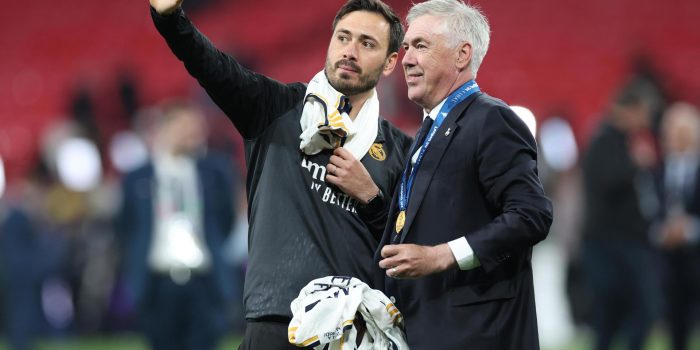 Carlo Ancelotti (d) y su hijo y asistente Davide Ancelotti (i) celebran un triunfo en su paso por el Real Madrid. EFE/ISABEL INFANTES