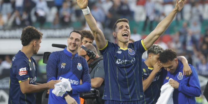 Los juagores del FC Porto Jan Bednarek celebra la victoria ante el Estrela da Amadora en Lisboa, Portugal. EFE/EPA/ANTONIO PEDRO SANTOS