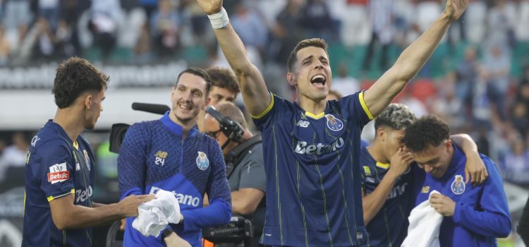 Los juagores del FC Porto Jan Bednarek celebra la victoria ante el Estrela da Amadora en Lisboa, Portugal. EFE/EPA/ANTONIO PEDRO SANTOS