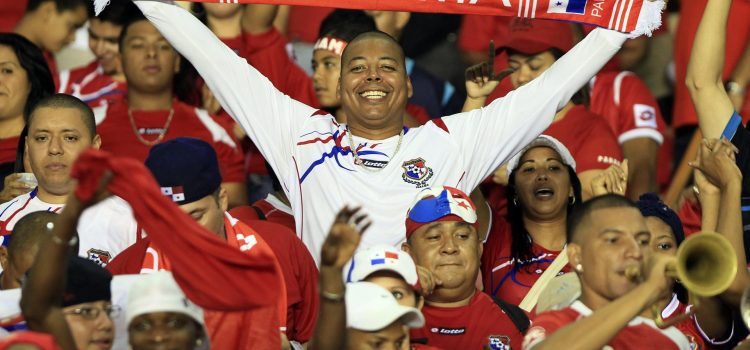Los seguidores de la selección de Panamá se encuentran ante del dilema de acompañar a la selección en el Mundial con un coste económico que oscila entre 3.660 y 6.500 dólares, según cálculos de agencias locales de turismo. EFE/ALEJANDRO BOLÍVAR