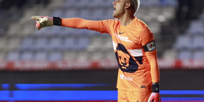 Keylor Navas de Pumas da indicaciones en un partido de repechaje. Imagen de archivo. EFE /David Martínez Pelcastre