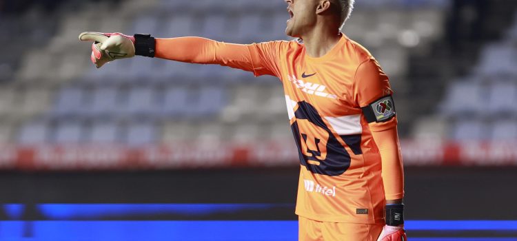 Keylor Navas de Pumas da indicaciones en un partido de repechaje. Imagen de archivo. EFE /David Martínez Pelcastre