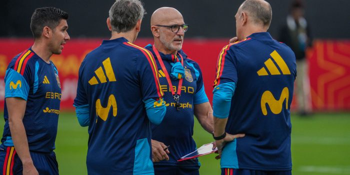 El seleccionador de España, Luis de la Fuente (c), dirigió este domingo un entrenamiento de la plantilla antes de viajar a México para jugar el lunes un partido amistoso con la selección de Perú. EFE/ Alberto Boal
