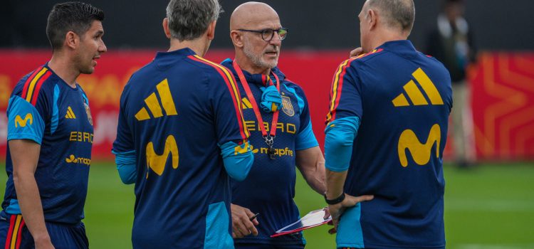 El seleccionador de España, Luis de la Fuente (c), dirigió este domingo un entrenamiento de la plantilla antes de viajar a México para jugar el lunes un partido amistoso con la selección de Perú. EFE/ Alberto Boal