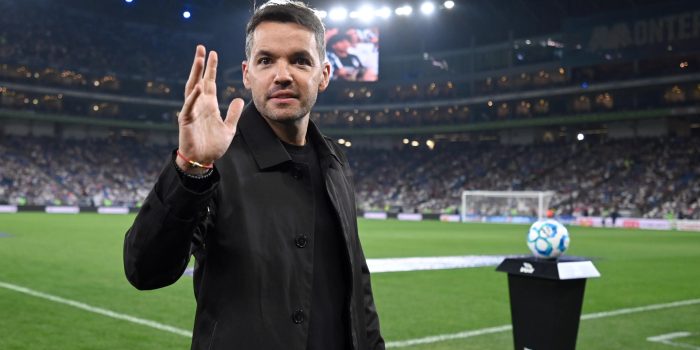 El entrenador de Cruz Azul Nicolas Larcamon (d) saluda previo a un partido de la Liga MX entre Monterrey y Cruz Azul, en el estadio BBVA en Guadalupe (México). EFE/ Miguel Sierra