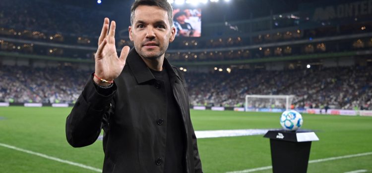 El entrenador de Cruz Azul Nicolas Larcamon (d) saluda previo a un partido de la Liga MX entre Monterrey y Cruz Azul, en el estadio BBVA en Guadalupe (México). EFE/ Miguel Sierra