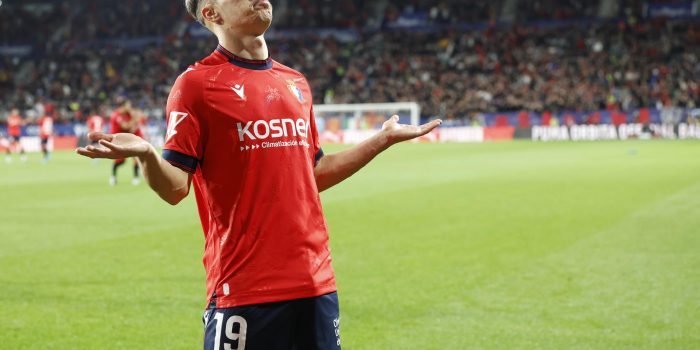 El delantero de Osasuna Bryan Zaragoza celebra tras marcar el segundo gol ante el Barcelona, durante el partido de LaLiga en Primera División en el estadio de El Sadar, en Pamplona. EFE/Villar López