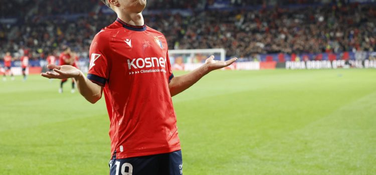 El delantero de Osasuna Bryan Zaragoza celebra tras marcar el segundo gol ante el Barcelona, durante el partido de LaLiga en Primera División en el estadio de El Sadar, en Pamplona. EFE/Villar López