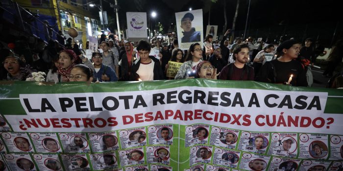 Personas sostienen carteles durante una protesta este miércoles, previo a la inauguración de la Copa Mundial de Fútbol de la FIFA 2026, en Ciudad de México (México). Miles de manifestantes fueron contenidos por la noche por un fuerte operativo policial cuando intentaban avanzar hacia el Estadio Ciudad de México (Estadio Azteca), donde en unas horas se celebrará la inauguración del Mundial 2026, en busca de visibilizar la situación que enfrenta el país con más de 133.000 personas desaparecidas. EFE/ José Méndez
