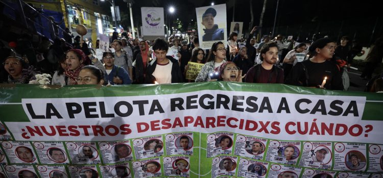 Personas sostienen carteles durante una protesta este miércoles, previo a la inauguración de la Copa Mundial de Fútbol de la FIFA 2026, en Ciudad de México (México). Miles de manifestantes fueron contenidos por la noche por un fuerte operativo policial cuando intentaban avanzar hacia el Estadio Ciudad de México (Estadio Azteca), donde en unas horas se celebrará la inauguración del Mundial 2026, en busca de visibilizar la situación que enfrenta el país con más de 133.000 personas desaparecidas. EFE/ José Méndez