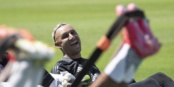 El portero Keylor Navas participó este martes en San José de un entrenamiento de la selección de Costa Rica con la mira puesta en los partidos de eliminatorias del Mundial de 2026 contra Bahamas y Trinidad y Tobago. EFE/ Jeffrey Arguedas