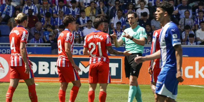 Julián Álvarez y Javi Galán hablan con el árbitro durante el partido. EFE/ L. Rico