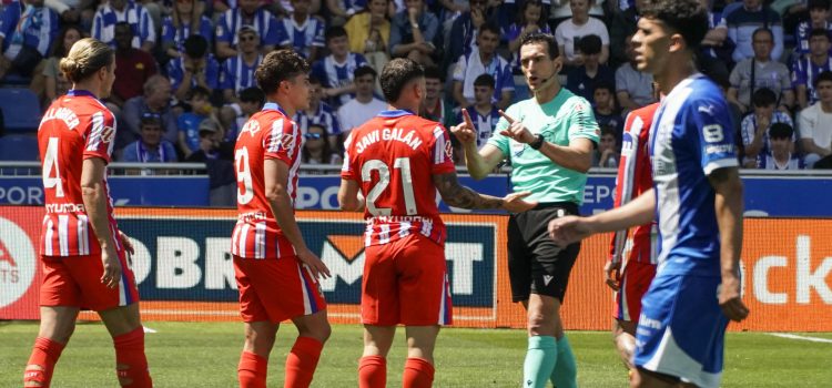Julián Álvarez y Javi Galán hablan con el árbitro durante el partido. EFE/ L. Rico