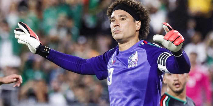 El portero mexicano Guillermo Ochoa hace gestos a su equipo durante la segunda parte de un partido amistoso internacional entre México y Australia jugado el sábado 30 de mayo de 2026 en el estadio Rose Bowl de Los Ángeles, California (EE.UU.).  EFE/CHRIS TORRES