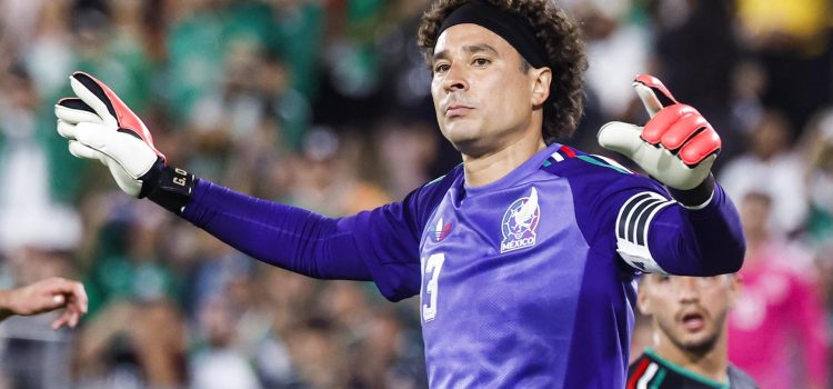 El portero mexicano Guillermo Ochoa hace gestos a su equipo durante la segunda parte de un partido amistoso internacional entre México y Australia jugado el sábado 30 de mayo de 2026 en el estadio Rose Bowl de Los Ángeles, California (EE.UU.).  EFE/CHRIS TORRES