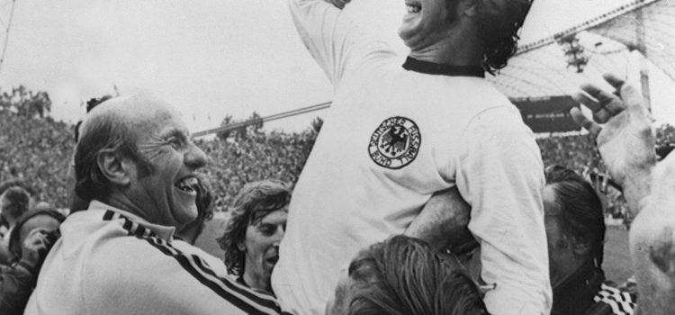 Gerd Müller (d.) en una fotografía de archivo de un partido con la selección alemana.-EFE/jgb