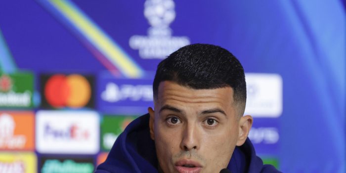 El jugador del Tottenham Hotspur Pedro Porro, durante la rueda de prensa convocada en el estadio Riyadh Air Metropolitano en la víspera del partido de ida de los octavos de final de la Liga de Campeones que les enfrenta al Atlético de Madrid. EFE/Juanjo Martín