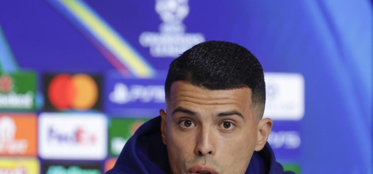 El jugador del Tottenham Hotspur Pedro Porro, durante la rueda de prensa convocada en el estadio Riyadh Air Metropolitano en la víspera del partido de ida de los octavos de final de la Liga de Campeones que les enfrenta al Atlético de Madrid. EFE/Juanjo Martín