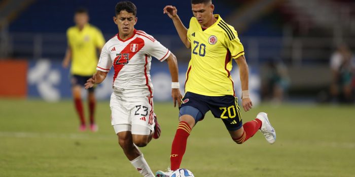Fotografía de Ernesto Guzmán Jr., en la que puede verse en una imagen de archivo del 21 de enero de 2023 al futbolista colombiano Daniel Luna (d) durante un partido con la selección sub-20 de su país. EFE