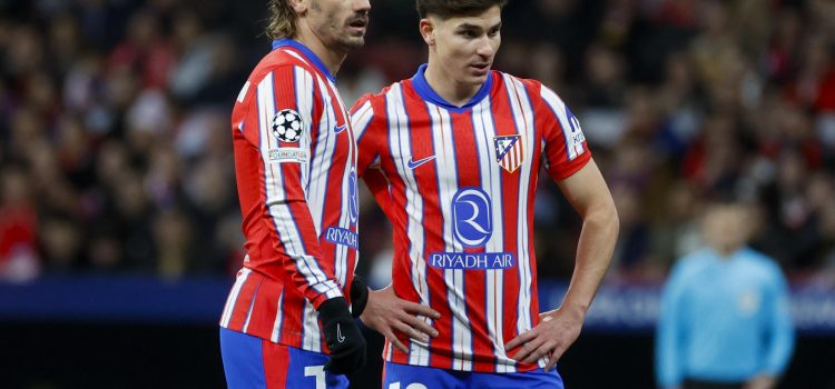 Julián Álvarez y Griezmann, en una foto de archivo con el Atlético de Madrid. EFE/ JuanJo Martín