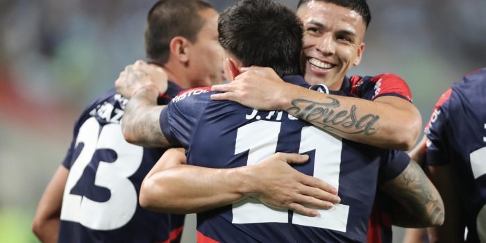 Juan Iturbe (c) de Cerro celebra su gol en un partido de la fase de grupos de la Copa Libertadores. EFE/ Paolo Aguilar
