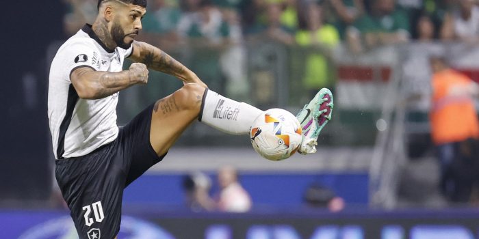 Alexander Barboza de Botafogo controla un balón en el partido de vuelta de octavos de final de la Copa Libertadores. EFE/ Sebastiao Moreira
