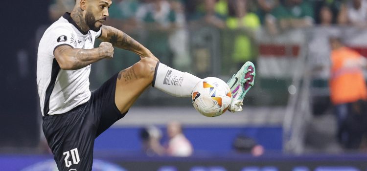 Alexander Barboza de Botafogo controla un balón en el partido de vuelta de octavos de final de la Copa Libertadores. EFE/ Sebastiao Moreira