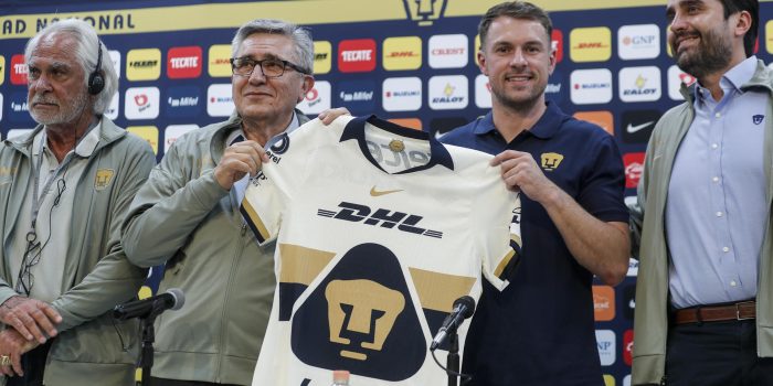Desde la izquierda: El vicepresidente deportivo de los Pumas, Miguel Mejía Barón; el presidente de los Pumas, Luis Raúl González Pérez; el futbolista galés Aaron Ramsey; y el director de estrategia deportiva, Eduardo Saracho Sánchez. Imagen de archivo. EFE/ Isaac Esquivel