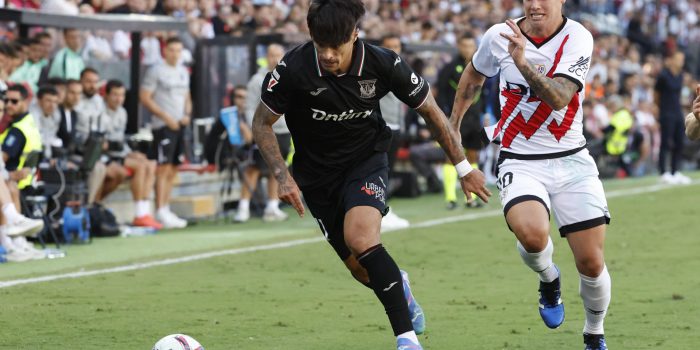 James Rodríguez (d.) y Juan Cruz (i.) durante el encuentro que midió al Rayo Vallecano contra el Leganés. EFE/ J.J.Guillen