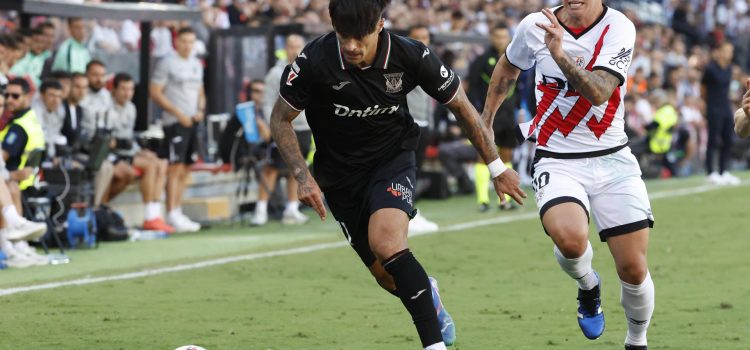 James Rodríguez (d.) y Juan Cruz (i.) durante el encuentro que midió al Rayo Vallecano contra el Leganés. EFE/ J.J.Guillen