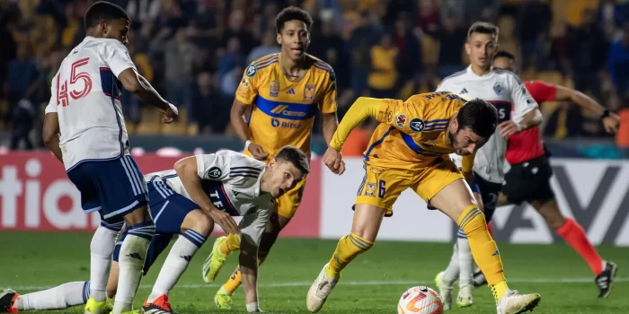 Pablo Vigon (d) de Tigres de México disputa el balón con Pedro Vite (i) y Ranko Veselinovic (2-i) de Whitecaps de Canadá este miércoles, durante el partido de vuelta correspondiente a la primera ronda de la Liga de Campeones de Concacaf celebrado en el estadio Universitario de la ciudad de Monterrey (México). EFE/Miguel Sierra