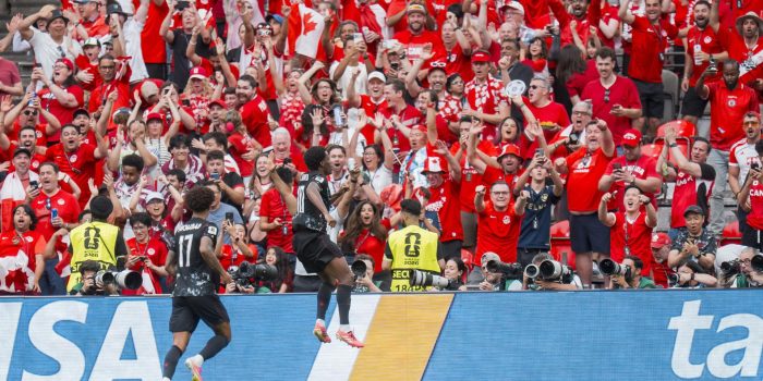 Jonathan David (d) anotó triplete en el triunfo 6-0 de Canadá ante Catar en el Mundial 2026 en partido en Vancouver. EFE/EPA/BOB FRID