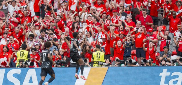 Jonathan David (d) anotó triplete en el triunfo 6-0 de Canadá ante Catar en el Mundial 2026 en partido en Vancouver. EFE/EPA/BOB FRID