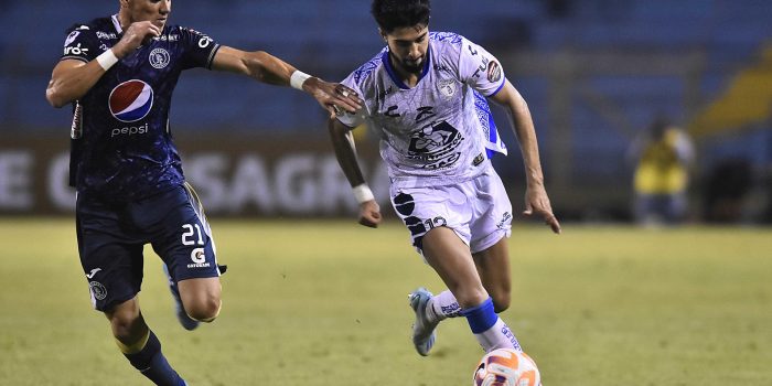 Roberto Moreira (i) de Motagua disputa el balón ante Mauricio Isais del Pachuca en el partido de ida de los octavos de final de la Liga de Campeones de la Concacaf entre Motagua y Pachuca disputado en el estadio Olímpico Metropolitano de San Pedro Sula (Honduras). EFE/José Valle