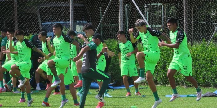 Jugadores de la selección de Bolivia de fútbol participan en un entrenamiento este miércoles, previo al encuentro amistoso contra México en Santa Cruz (Bolivia). EFE/Juan Carlos Torrejón