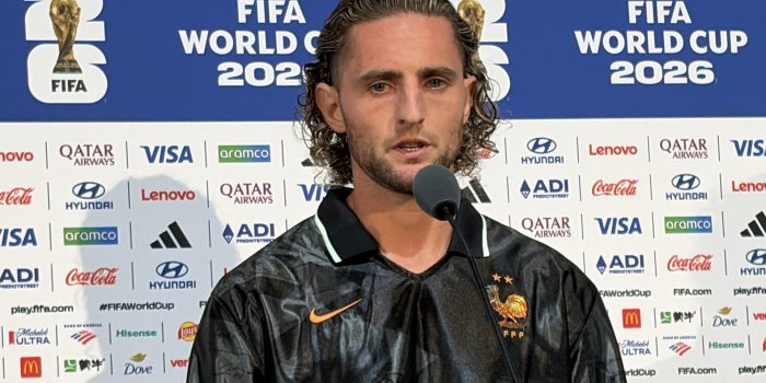 alt QUEJA MUNDIAL: francés Rabiot explota contra el césped de MetLife tras récord del francés Mbappé