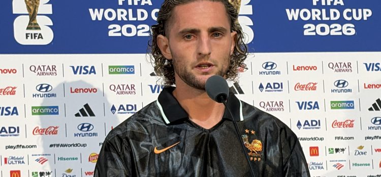 alt QUEJA MUNDIAL: francés Rabiot explota contra el césped de MetLife tras récord del francés Mbappé