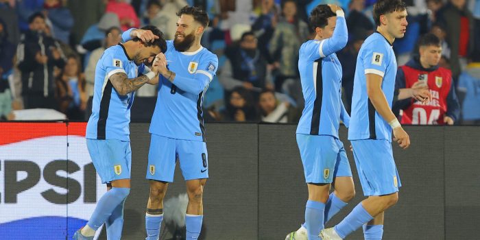 Jugadores de la selección de Uruguay celebran este martes la victoria por 2-0 sobre la de Venezuela en partido de la decimosexta fecha de las eliminatorias del Mundial jugado en el estadio Centenario de Montevideo. EFE/ Gastón Britos
