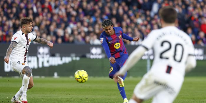 El delantero del Barcelona Lamine Yamal durante el partido de LaLiga de fútbol entre el Barcelona y el Mallorca, en el Camp Nou. EFE/ Quique García