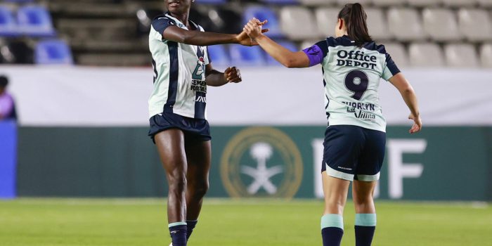 Chinwendu Ihezuo (i) de Pachuca celebra un gol este miércoles, en un partido de la Copa de Campeones Concacaf (F) entre Pachuca y Alajuelense en el estadio Hidalgo, en Pachuca (México). EFE / David Martínez Pelcastre