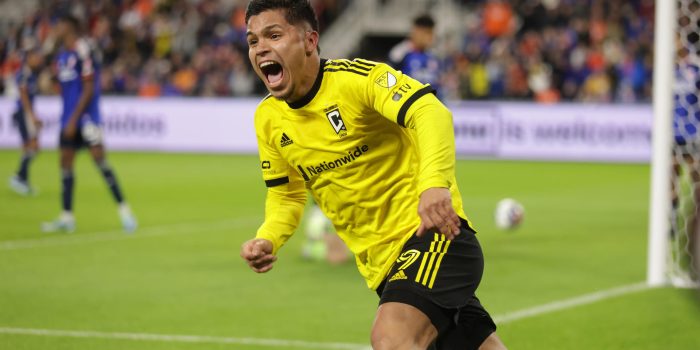 Fotografía de archivo en la que se registró al colombiano Juan Camilo 'Cucho' Hernández, al celebrar uno de sus goles con el Columbus Crew, durante un partido de la MLS, en el TQL Stadium de Cincinnati (Ohio, EE.UU.). Hernández anotó dos goles e hizo una asistencia en el triunfo de su equipo por 3-1 sobre Los Angeles FC en la final de la Leagues Cup. EFE/Mark Lyons