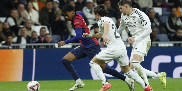 El delantero del FC Barcelona Lamine Yamal (i) en el clásico del año pasado jugado el estadio Santiago Bernabéu, en Madrid en foto de archivo de Juanjo Martín. EFE