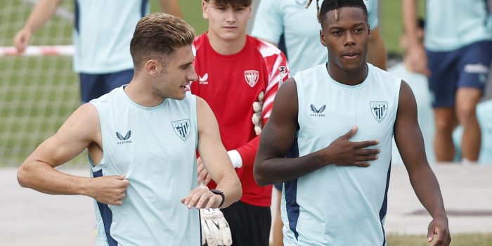 - Nico Williams (d) y Robert Navarro (i), durante el entrenamiento que el Athletic de Bilbao ha celebrado este martes en sus instalaciones de Lezama (Bizkaia). EFE/ Miguel Toña